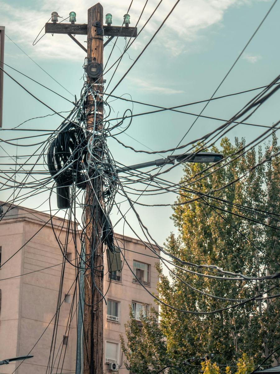 Entre calles y páginas | Conectar para alejarnos: un relato de la era&nbsp;digital