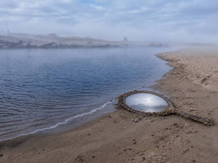 Sombras tintadas – El arroyo que no devuelve&nbsp;secretos